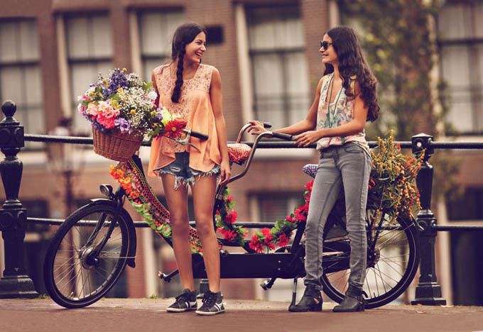 Прогулка на велосипедах.  Free People.