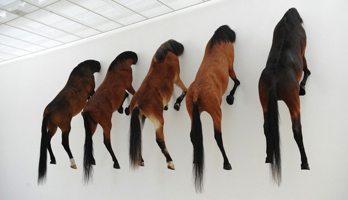 Безголовые лошади в инсталляции Maurizio Cattelan Безголовые лошади в инсталляции Maurizio Cattelan