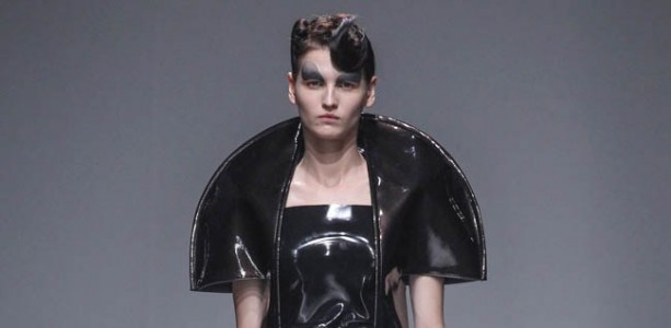 показ Gareth Pugh сезона весна 2014 на неделе моды в париже показ Gareth Pugh сезона весна 2014 на неделе моды в париже