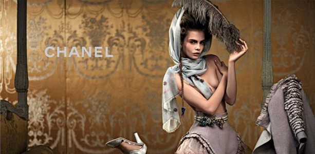Саския и Кара в роли аристократок 18 века в рекламной кампании Chanel Саския и Кара в роли аристократок 18 века в рекламной кампании Chanel