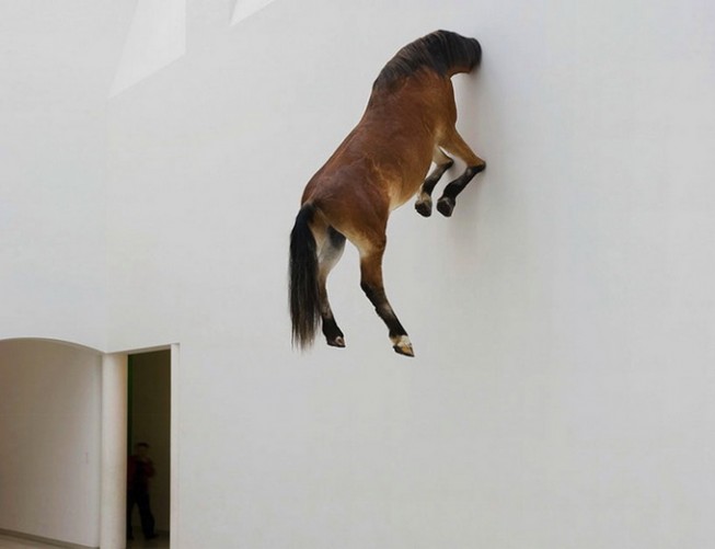 Безголовые лошади в инсталляции Maurizio Cattelan Безголовые лошади в инсталляции Maurizio Cattelan