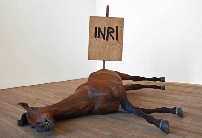 Безголовые лошади в инсталляции Maurizio Cattelan Безголовые лошади в инсталляции Maurizio Cattelan